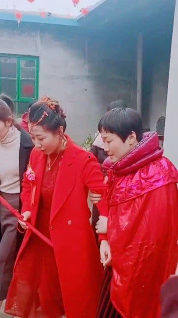 安徽新郎吃瓜,引发网友热议