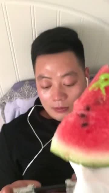 外卖小姐姐吃瓜,外卖小姐姐的瓜田奇遇记