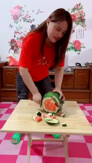 后妈吃瓜给女儿吃视频,一场意外的家庭温馨瞬间