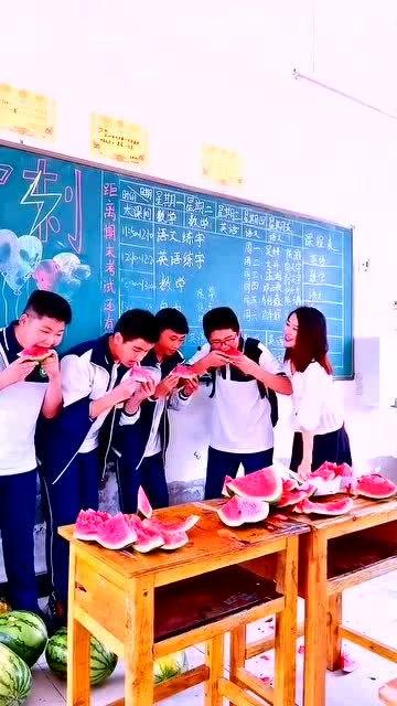 班级里组织吃瓜,共享瓜果，欢乐满园