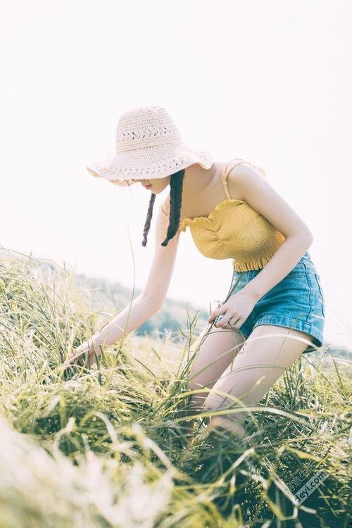 新疆女孩自拍吃瓜,瓜果飘香，甜蜜生活