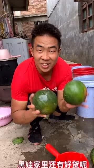 小伙子吃霸王瓜,小伙子独享霸王瓜的欢乐时光