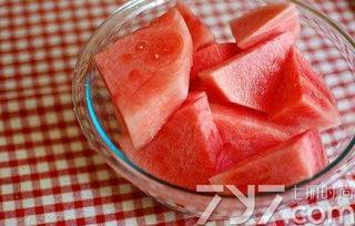 女生来月经可以吃瓜,吃瓜也能养生？揭秘月经期间的健康饮食秘诀