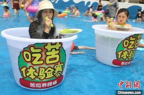 露西水中吃瓜,夏日清凉生活新体验