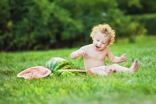 小孩吃瓜含义,揭秘小孩吃瓜的欢乐时光