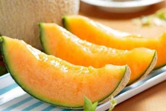 牛奶和哈密瓜可以一起吃吗,兼容性探讨