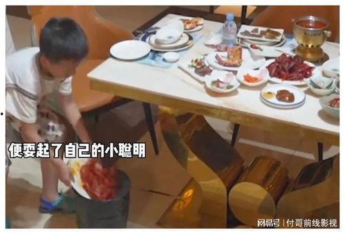 爸爸饭店带儿子吃瓜