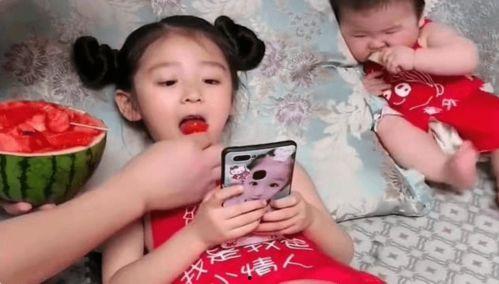 爸爸饭店带儿子吃瓜