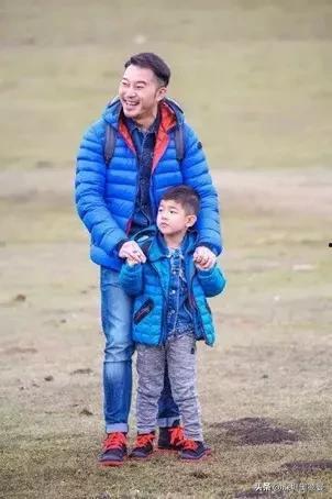 父子吃瓜搞笑视频,笑料百出欢乐多