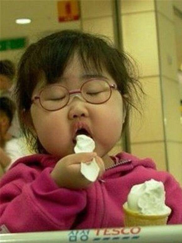 父子吃瓜搞笑视频,笑料百出欢乐多