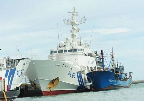 我国渔船海上吃瓜,瓜田里的辛勤耕耘与丰收喜悦